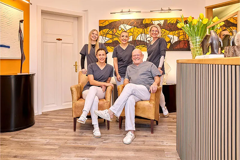 Team vom Zahnarzt in Vöcklabruck bei der Besprechung